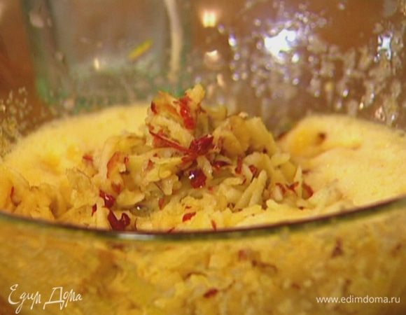 Яблоки натереть на крупной терке, добавить к яичной массе, перемешать. 