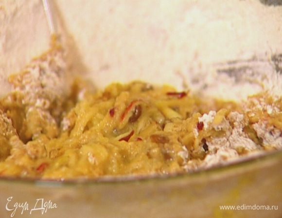 Влить растопленное сливочное масло, добавить измельченные орехи, всыпать муку с разрыхлителем и еще раз перемешать.