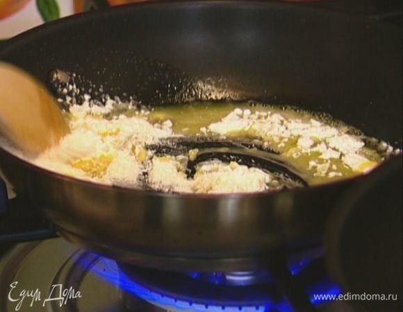 Растопить в сковороде сливочное масло, всыпать муку и перемешать все в однородную массу.
