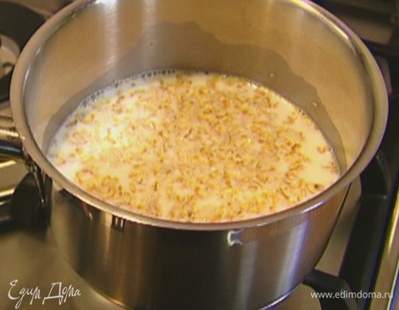 Овсянку всыпать в небольшую кастрюлю, залить молоком и поставить на огонь. 