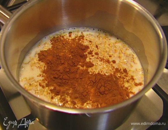 Добавить корицу, посолить, влить кленовый сироп, перемешать и варить до готовности.