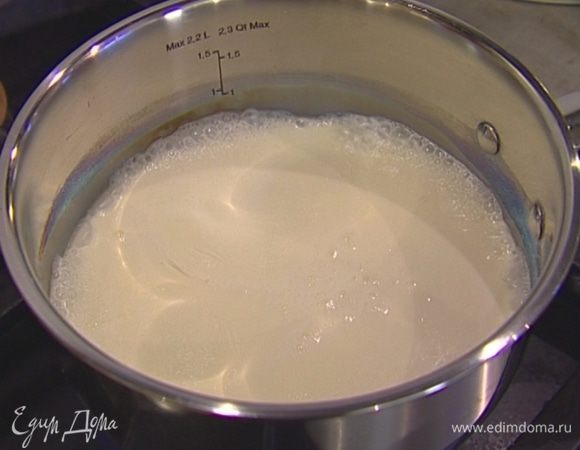 Молоко довести до кипения.