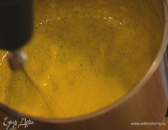 В глубокой кастрюле соединить желтки с сахаром и взбить миксером в пышную, светлую массу. 