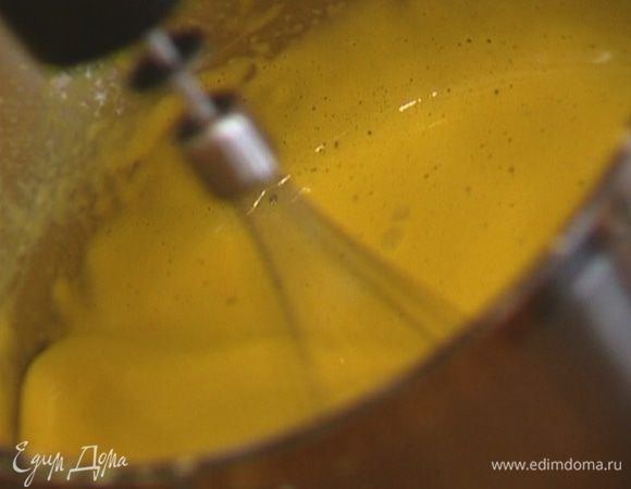 Всыпать муку, взбить еще немного. Продолжая взбивать, ввести оставшееся молоко. 