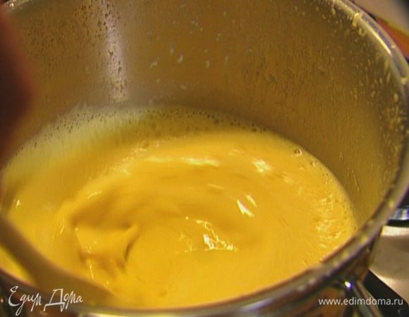 Всыпать лимонную цедру, поставить кастрюлю на огонь и прогревать, постоянно помешивая, пока масса не загустеет.