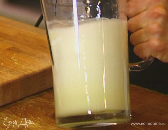 Белки поместить в глубокую посуду, посолить и начать взбивать.