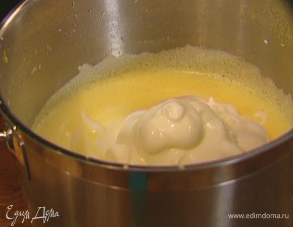 Ввести взбитые белки в желтковую массу, перемешать.