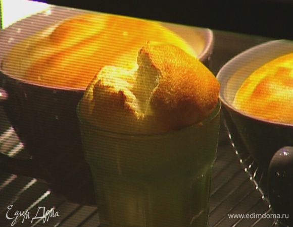 Разложить суфле в керамические жаропрочные формочки и выпекать в разогретой духовке 15–20 минут.