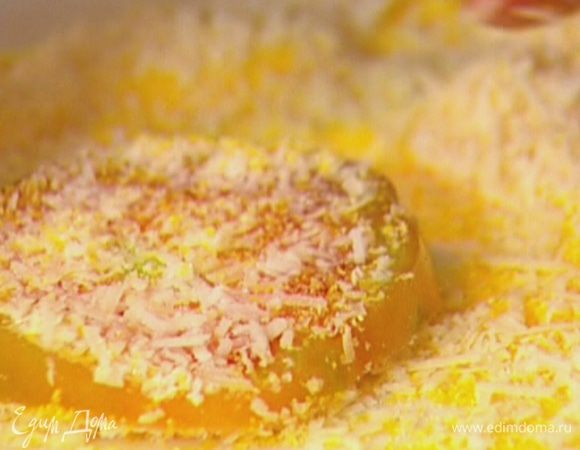 Помидоры нарезать ломтиками толщиной в сантиметр и обвалять в смеси кукурузной крупы с сыром.