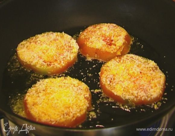 Разогреть в сковороде 1 ст. ложку оливкового масла и обжарить помидоры с обеих сторон.