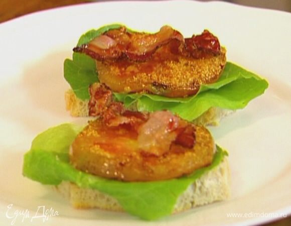 Хлеб подсушить в тостере, затем намазать соусом, положить сверху лист салата, жареные помидоры и бекон.