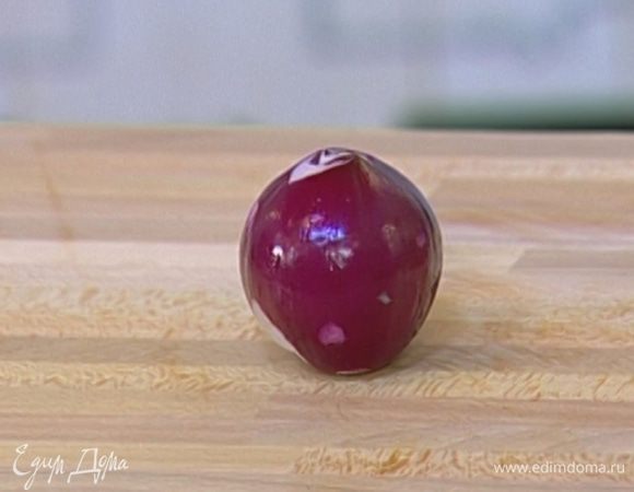 Красный лук почистить и натереть на крупной терке.