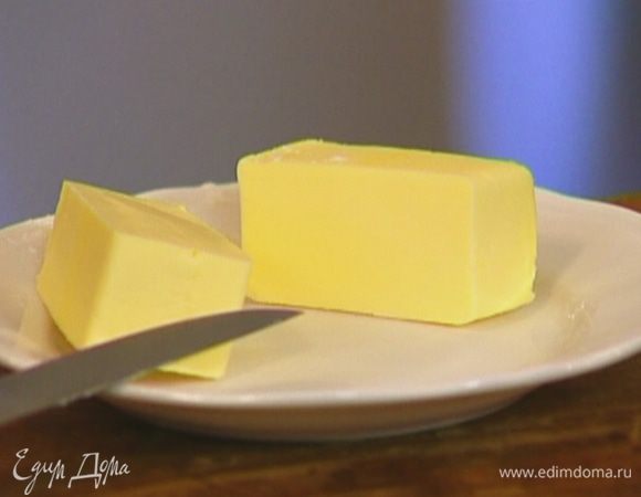 В небольшую кастрюлю влить 60 мл воды, добавить сливочное масло, поставить на огонь и прогревать, пока масло полностью не растопится.