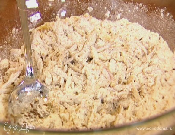 Всыпать в глубокую посуду 1/2 стакана муки, дрожжи, соду, сахар и тмин, добавить натертый лук, посолить и перемешать.