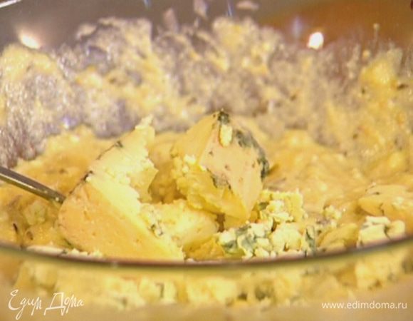 Влить растопленное масло с водой, добавить творог, яйцо, измельченный сыр и вымешать.