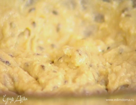 Добавить оставшуюся муку, перемешать, накрыть влажным полотенцем и поставить в теплое место на 30–40 минут.