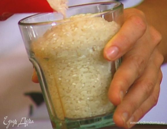 Рис залить стаканом воды и поставить на огонь на 10 минут. 