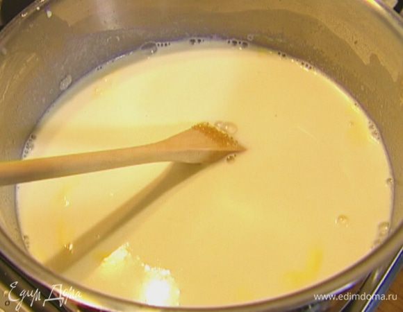 Влить молоко, сливки, всыпать сахар и соль, все перемешать и продолжать варить.