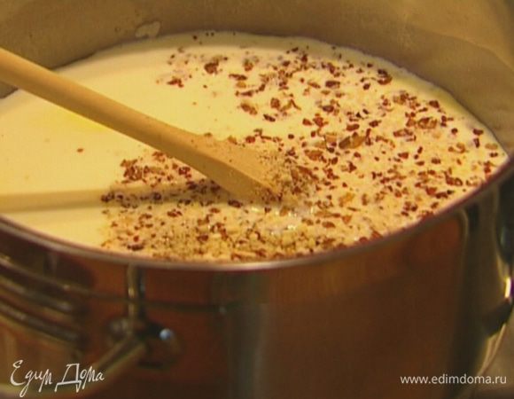 Добавить миндаль к рису с молоком, перемешать. Варить кашу, периодически помешивая, еще около 10 минут.