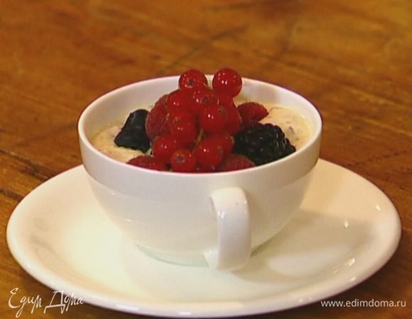 Выложить готовую кашу в тарелки, украсить ягодами.