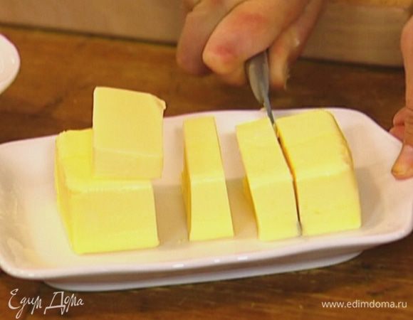 Сливочное масло нарезать кусочками и отправить в теплый сироп.