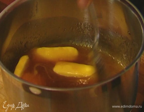 Добавить натертый имбирь и перемешать так, чтобы масло полностью растворилось. 