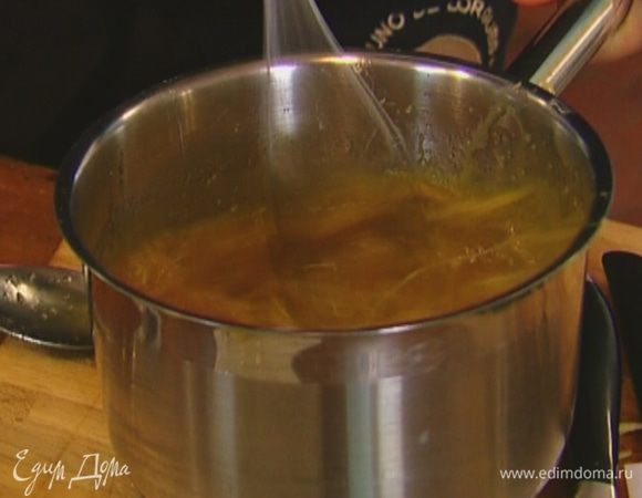 Ввести яйца и взбить все миксером.