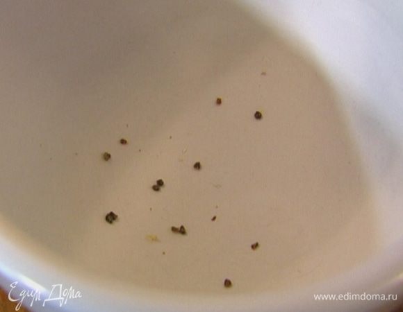 Из кардамона вынуть зерна, выложить в ступку, добавить гвоздику и растереть в пудру.