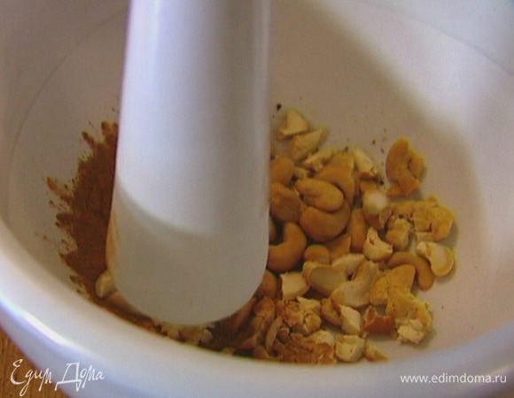 Всыпать корицу, мускатный орех, кешью и немного измельчить.