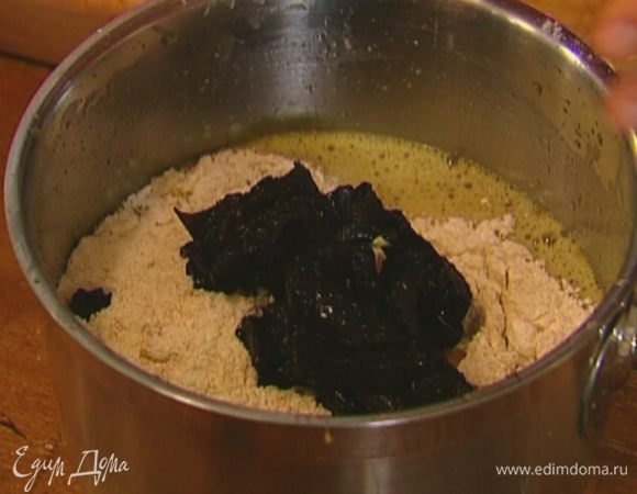 Соединить пряную мучную смесь с масляно-яичной, добавить чернослив и вымешать.