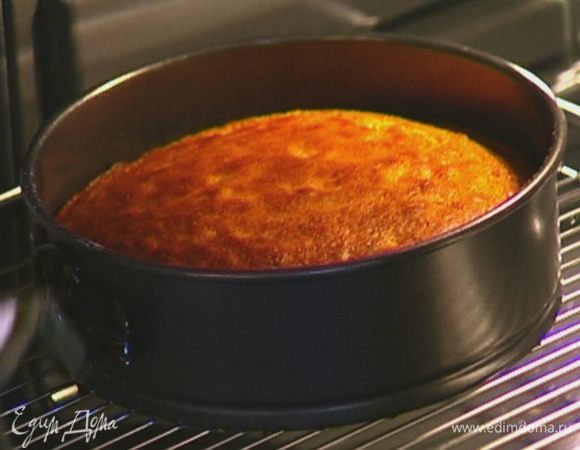 Форму для выпечки смазать растительным маслом, выложить тесто и выпекать 35–40 минут в разогретой духовке. Готовность кекса проверить зубочисткой — если она сухая, значит, кекс готов.