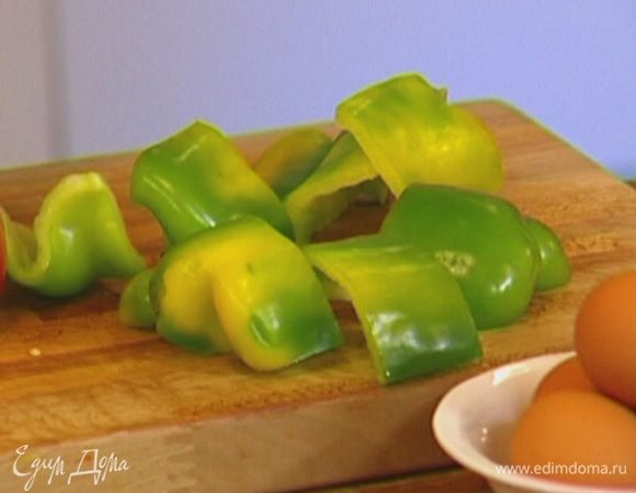 Сладкий перец, удалив плодоножки с семенами, крупно порезать.