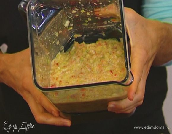 Выложить овощи в блендер, влить 2–3 ст. ложки оливкового масла и взбивать до получения однородной массы.