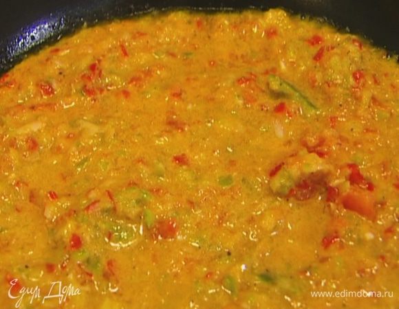 Разогреть в сковороде оставшееся оливковое масло, выложить овощное пюре, слегка посолить, поперчить, перемешать и тушить на медленном огне 10–15 минут.