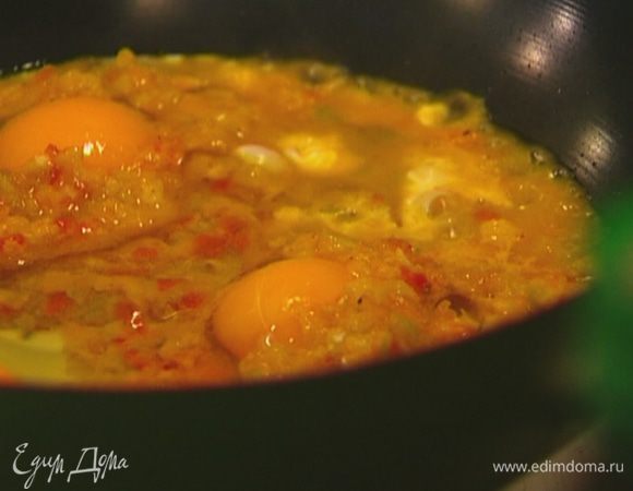 На каждое яйцо выложить по 1 ст. ложке овощной смеси, посолить, поперчить, присыпать базиликом. 