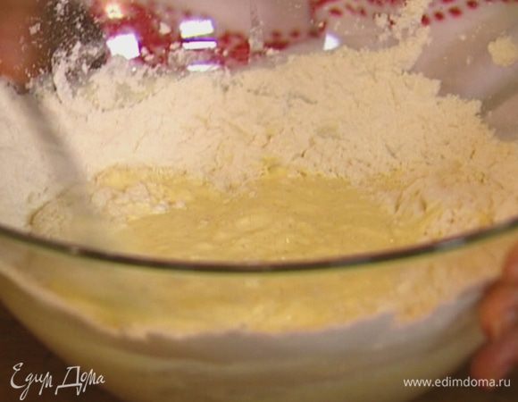 Сметану соединить с яйцами, молоком, сахаром, разрыхлителем и мукой, перемешать.