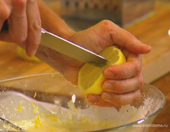 Цедру лимона натереть на мелкой терке, из половинки лимона отжать сок.