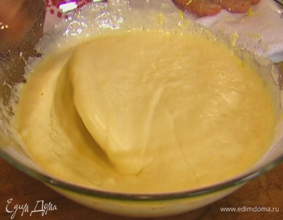 Добавить в тесто цедру и сок лимона, влить растопленное сливочное масло, перемешать.