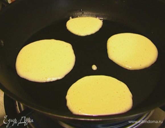Разогреть в сковороде оливковое масло и выпекать блинчики.