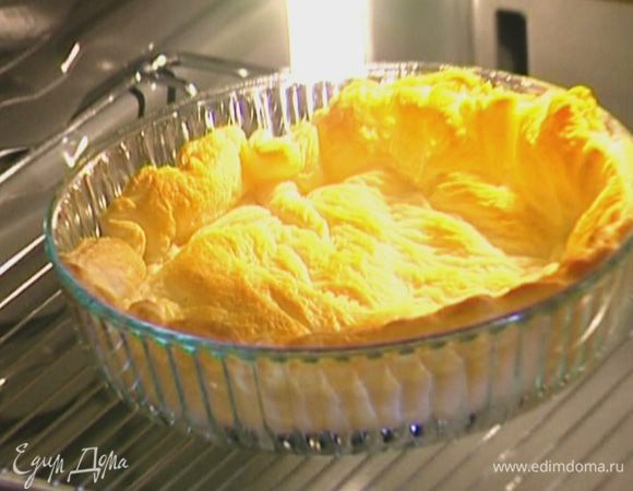 Наколоть тесто вилкой в нескольких местах и поставить в разогретую духовку на 10-12 минут.