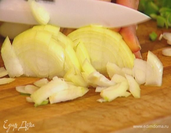 Половинку луковицы порубить.