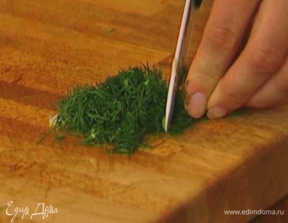 Зеленый лук и укроп мелко нарезать.