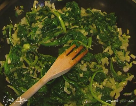 Добавить шпинат, нарезанную зелень, перемешать и оставить на огне еще на несколько минут, затем посолить, поперчить и снова перемешать.