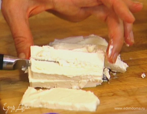 Фету нарезать небольшими кусочками.