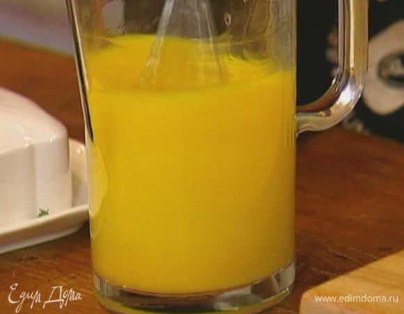 Яйца взбить миксером.