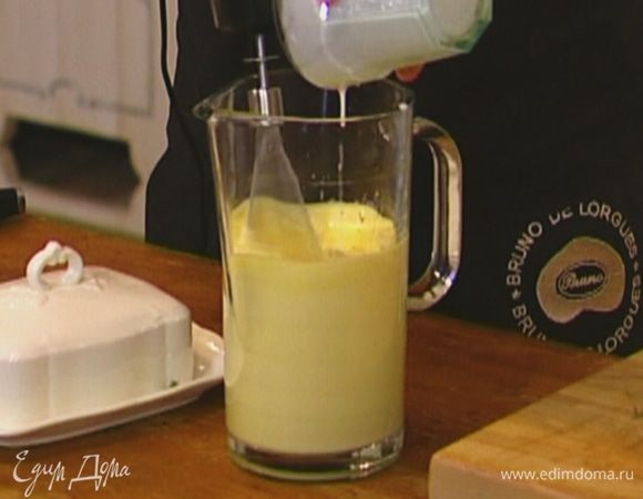 Не выключая миксера, влить сливки и взбивать до получения пышной массы.