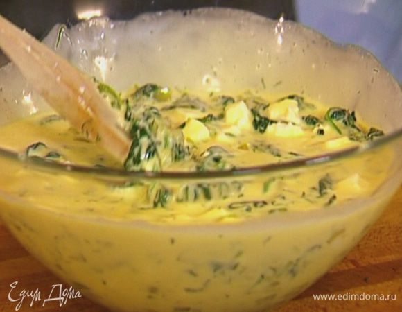 Добавить обжаренные овощи и фету, все перемешать.