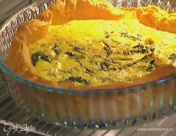 Вынуть из духовки запеченный корж, распределить сверху сырную начинку и отправить в духовку еще на 20 минут.