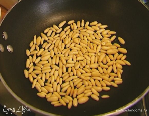 Разогреть сковороду без масла и обжарить кедровые орехи.