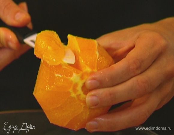 Из апельсина вырезать мякоть.